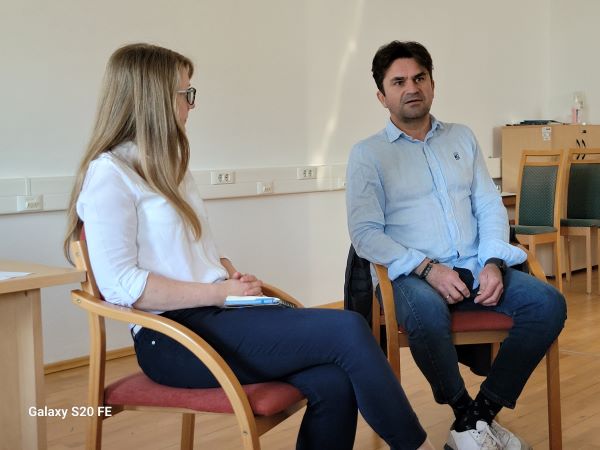 Megtelt a Kováts terem Csőre Gábor szinkronszínész előadásán