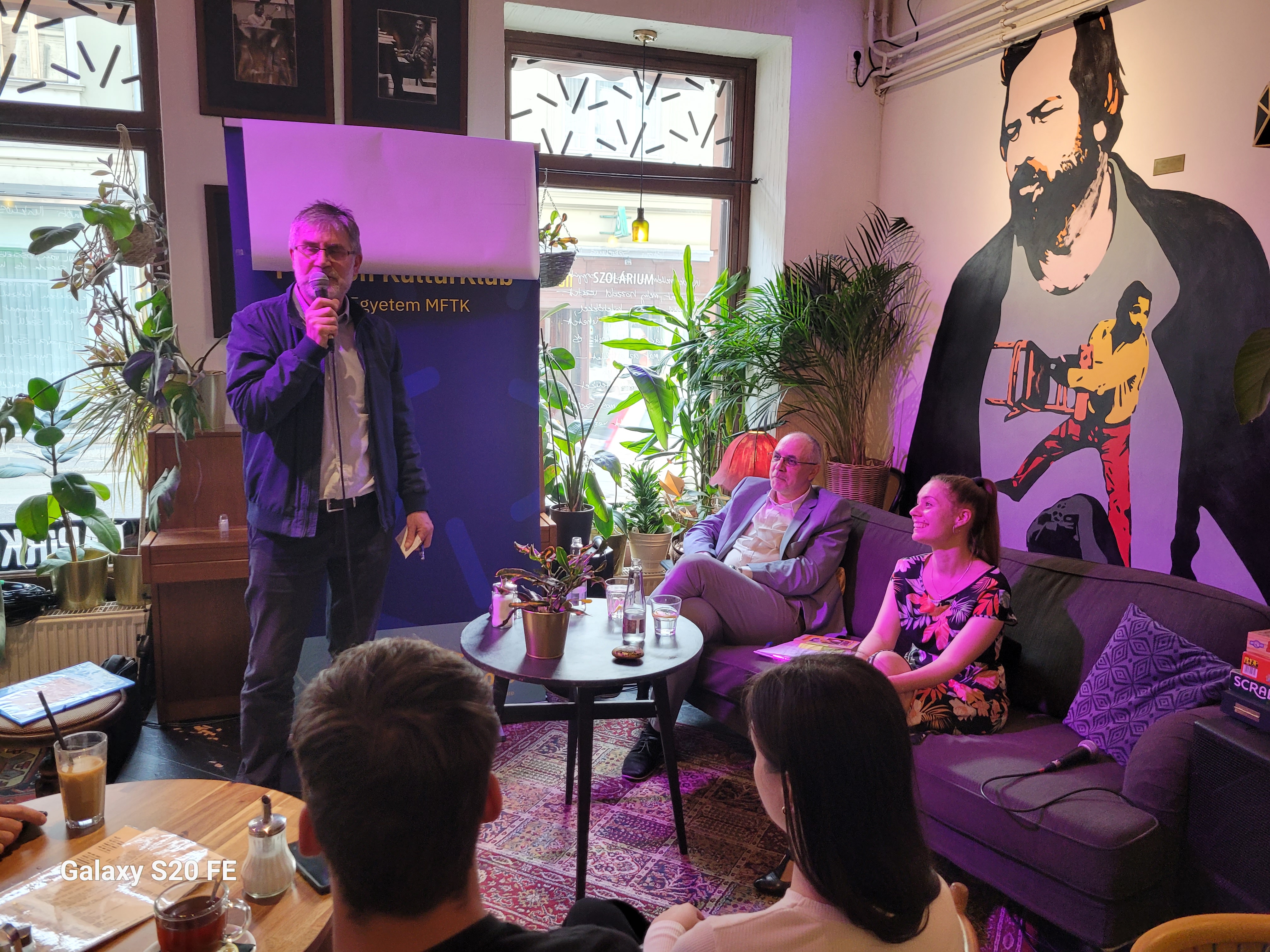 Szabad egy szexre? - a provokáló címre megtelt a Papírkutya 